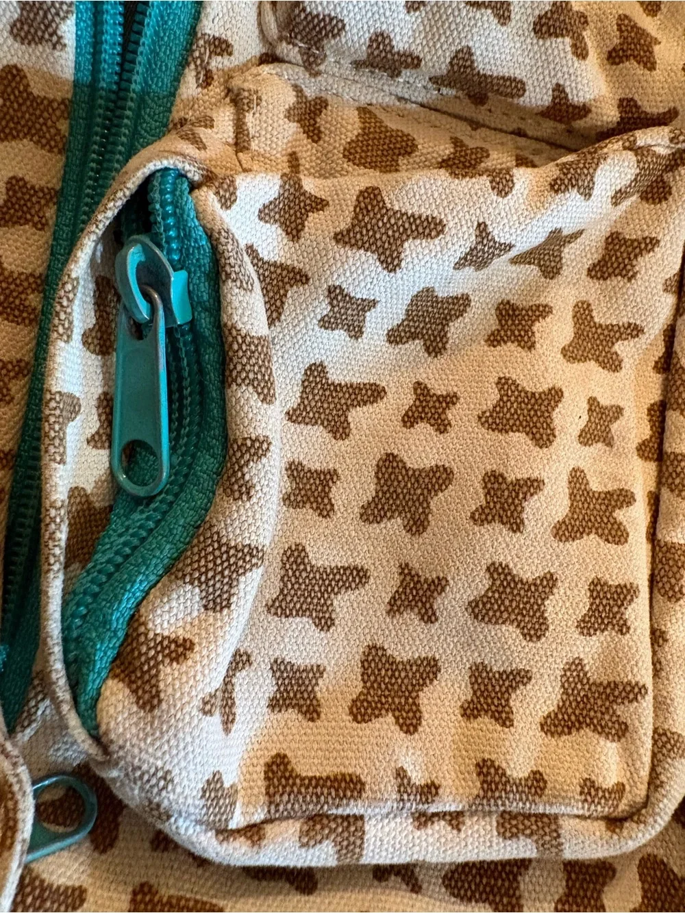 Kavu Beige Clover-Print Sling Bag with Teal Zipper Accents